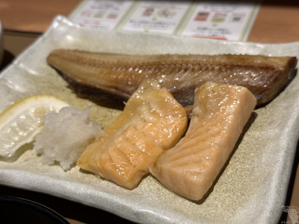 【やよい軒】鮭ハラスとしまほっけの定食。焼きたて脂のった焼き魚にご飯がすすむ