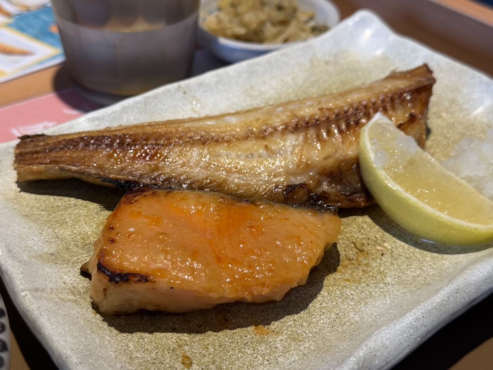 【やよい軒】銀鮭の西京焼きとしまほっけ。2種の焼魚にご飯がすすむ！